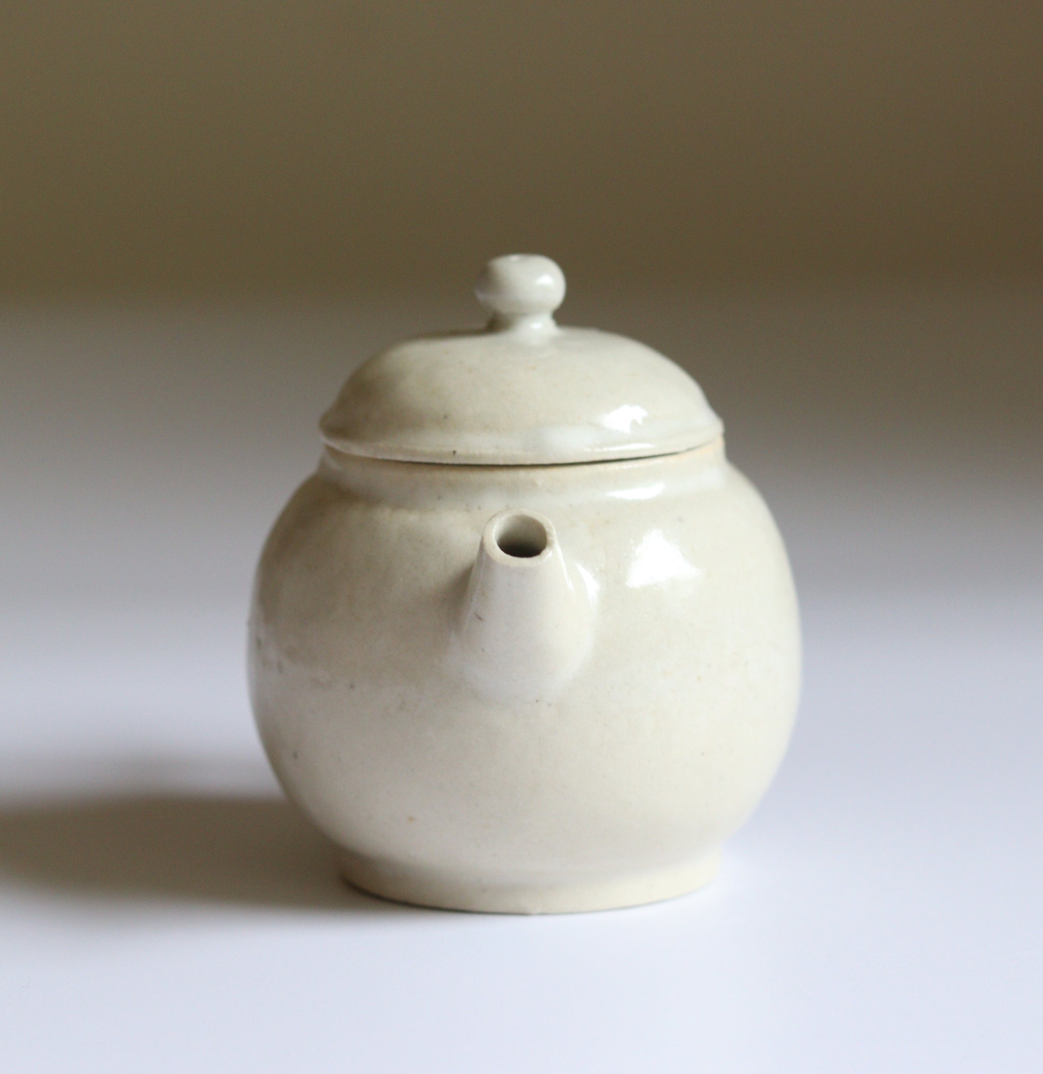 白磁茶壺(C) – gallery-yo